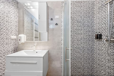 Grand Apartment | Bathroom | Shower, free toiletries, hair dryer, slippers