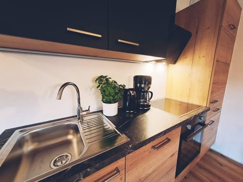 Traditional Studio Suite, 1 King Bed, Kitchen, Ground Floor (Room 5) | Individually decorated, blackout drapes, free WiFi, bed sheets