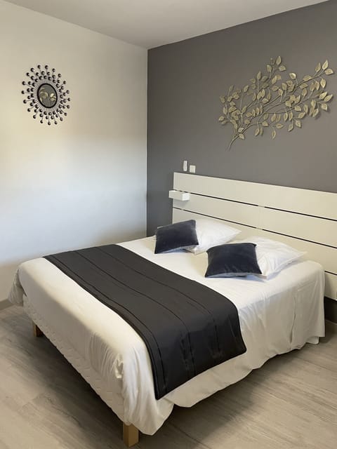 Double Room | Soundproofing, free cribs/infant beds, free WiFi, bed sheets