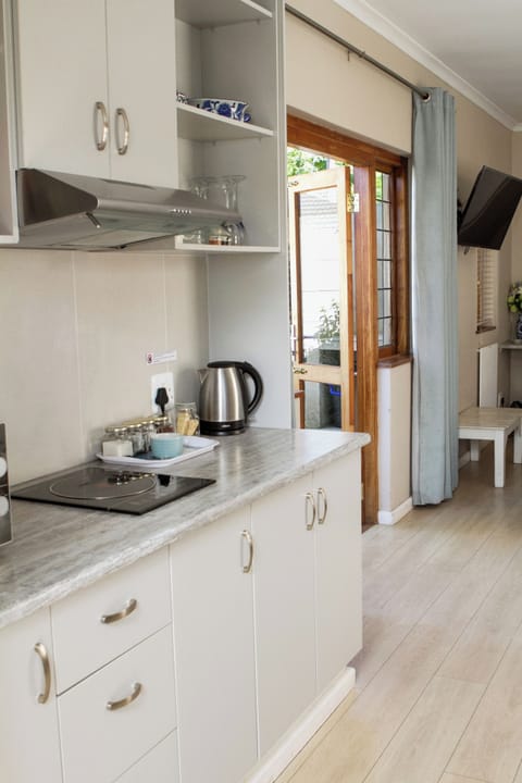 Studio, 2 Twin Beds, Garden View, Garden Area | Private kitchen | Coffee/tea maker