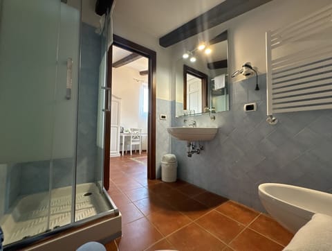 Deluxe Double Room | Bathroom | Free toiletries, hair dryer, bidet, towels