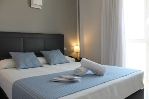 Desk, soundproofing, free WiFi, bed sheets