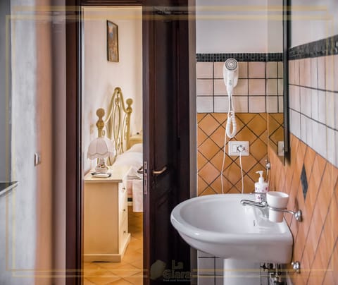 Superior Room | Bathroom | Shower, hair dryer, bidet, towels