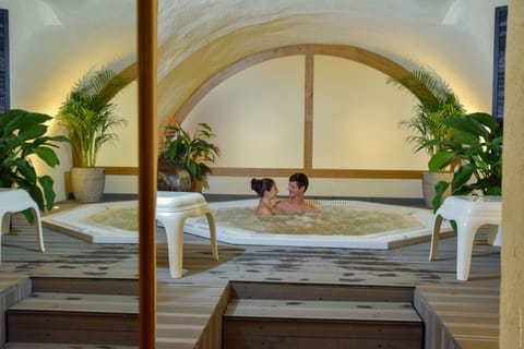 Sauna, steam room, body treatments, body wraps, body scrubs, facials