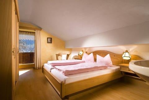 Traditional Apartment, 2 Bedrooms | 2 bedrooms, free WiFi, bed sheets