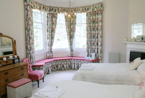 Twin Room | 1 bedroom, iron/ironing board, free wired internet, bed sheets