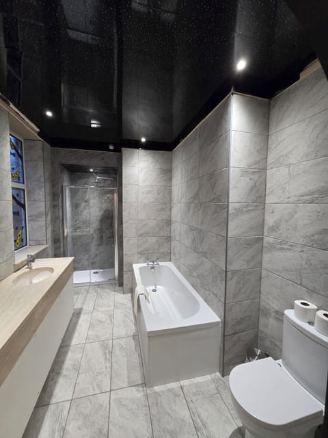 Club Double Room | Bathroom | Free toiletries, hair dryer, towels