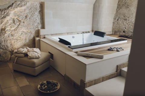 Deluxe Suite, Hot Tub | Jetted tub
