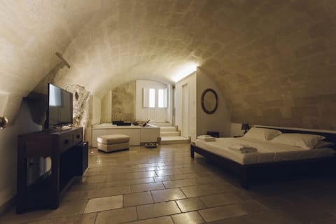 Deluxe Suite, Hot Tub | Premium bedding, minibar, in-room safe, desk