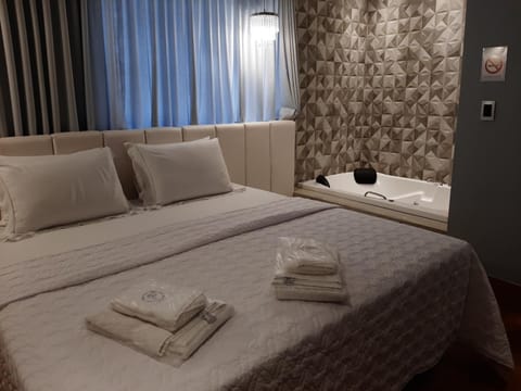 Premium bedding, Select Comfort beds, minibar, desk