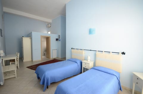 Twin Room | In-room safe, desk, free WiFi, bed sheets