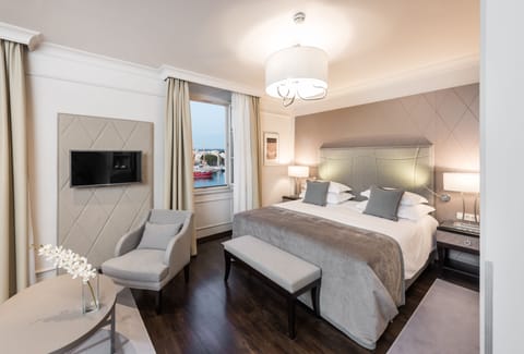 Deluxe Room | Down comforters, minibar, in-room safe, desk