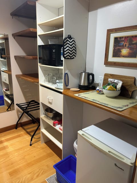 Kingfisher Studio Suite, 1 Queen Bed, Garden View, Ground Floor | Private kitchenette | Coffee/tea maker, electric kettle, paper towels