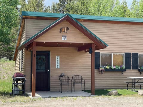 Welcome to Bear Cave #1, the perfect place for your stay.