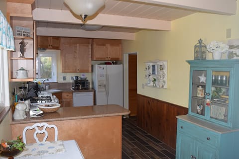 Great Beach House Kitchen for entertainment and cooking - fully equipped & stock