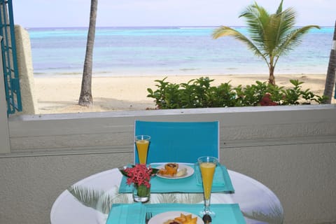 Floor level on the beach, you can enjoy breakfast while listening to the waves.
