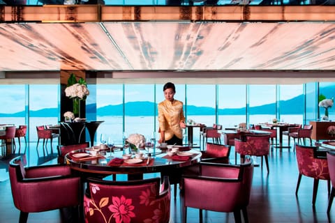 2 restaurants; breakfast, lunch, and dinner served