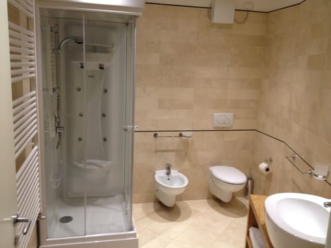 Single Room | Bathroom | Shower, free toiletries, hair dryer, bidet