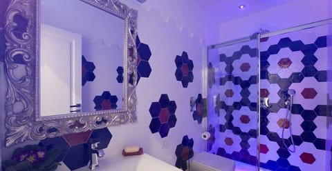 Family Room | Bathroom | Shower, rainfall showerhead, free toiletries, hair dryer