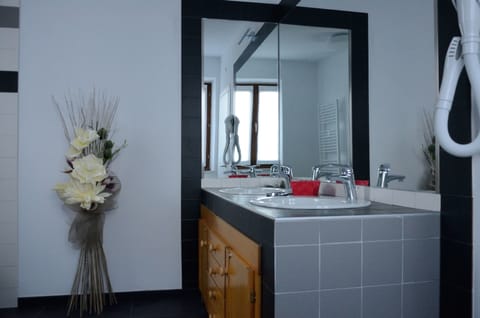 Triple Room | Bathroom | Deep soaking tub, free toiletries, hair dryer, bidet