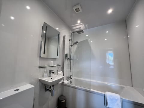 Deluxe Twin Room | Bathroom | Shower, free toiletries, towels