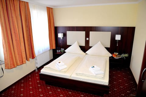 Premium bedding, minibar, desk, blackout drapes