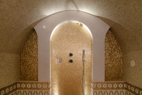 Luxury Studio Suite | Bathroom | Shower, rainfall showerhead, free toiletries, hair dryer