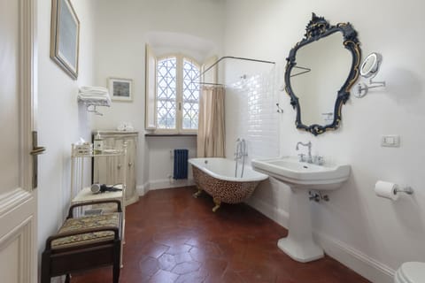 Deluxe Room | Bathroom | Free toiletries, towels