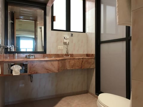 Shower, free toiletries, towels