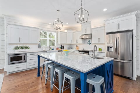 Well-equipped kitchen w/quartz countertops
