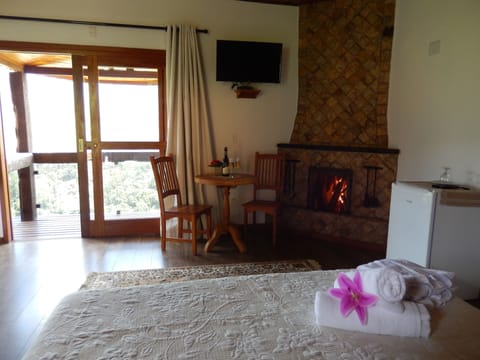 Honeymoon Chalet, Hot Tub | Minibar, free WiFi, bed sheets