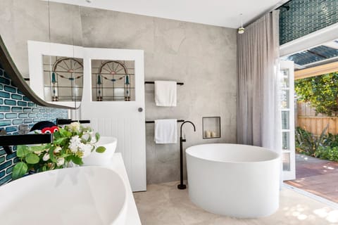 Hotel style main bathroom - Apaiser marble bathtub and lots of privacy