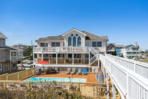 DE02: Beach Boys | Back Exterior