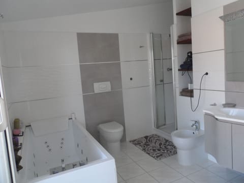 Deluxe Triple Room, 1 Bedroom, Hill View | Bathroom | Shower, free toiletries, hair dryer, bidet