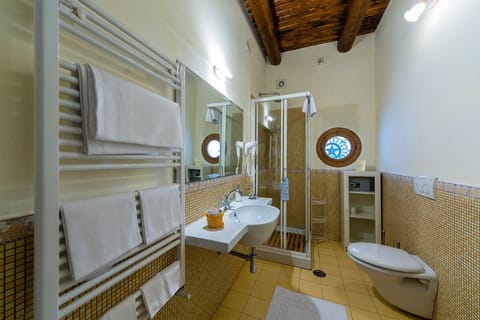 Deluxe Double or Twin Room | Bathroom | Shower, rainfall showerhead, free toiletries, hair dryer