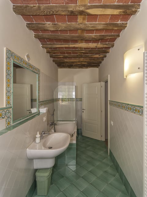 Comfort Double or Twin Room, Ensuite | Bathroom | Free toiletries, hair dryer, bidet, towels