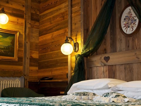 Hypo-allergenic bedding, minibar, in-room safe, individually decorated