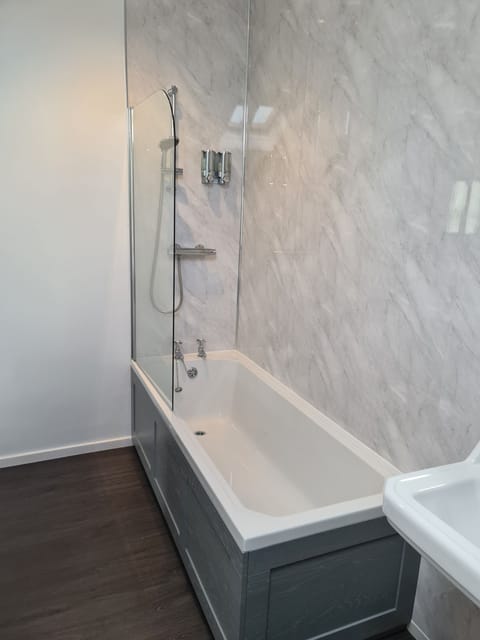 Suite, Ensuite | Bathroom | Combined shower/tub, hair dryer, towels, soap