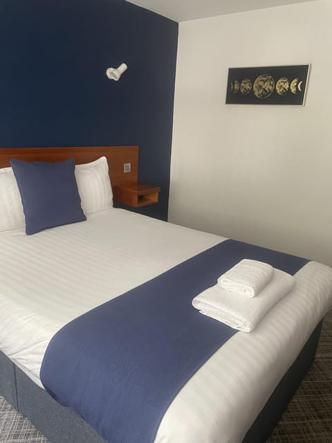 Standard Double Room, Ensuite | Premium bedding, laptop workspace, iron/ironing board, free WiFi
