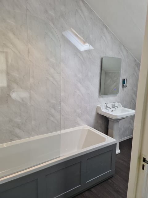 Suite, Ensuite | Bathroom | Combined shower/tub, hair dryer, towels, soap