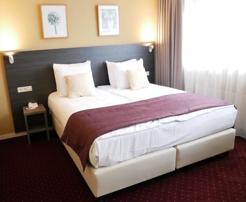 Comfort Double or Twin Room | Premium bedding, in-room safe, desk, iron/ironing board