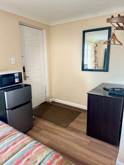 Standard Room, Non Smoking (2 Full Beds) | Iron/ironing board, free WiFi, bed sheets