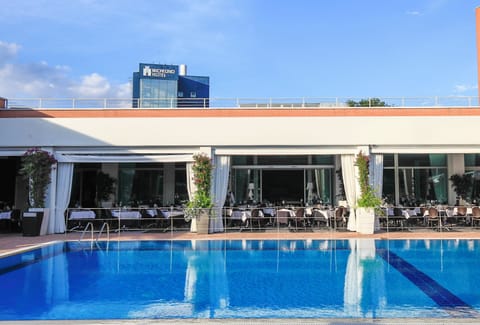 Seasonal outdoor pool, pool umbrellas, sun loungers