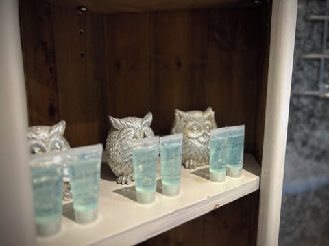 Cottage | Bathroom | Shower, hair dryer, towels