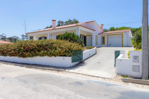  Modern, light and airy, private detached villa in a prime location
