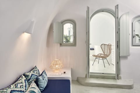 Superior Suite, Hot Tub, Sea View | Living area | Smart TV, Netflix, books