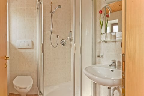 Classic Single Room | Bathroom | Free toiletries, hair dryer, bidet, towels