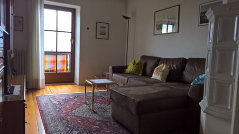 Comfort Suite | Living area | 18-inch flat-screen TV with satellite channels, TV