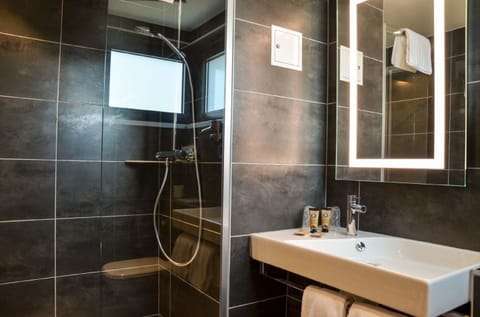 Shower, free toiletries, hair dryer, towels