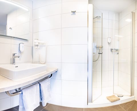 Deluxe Double or Twin Room | Bathroom | Shower, free toiletries, hair dryer, towels